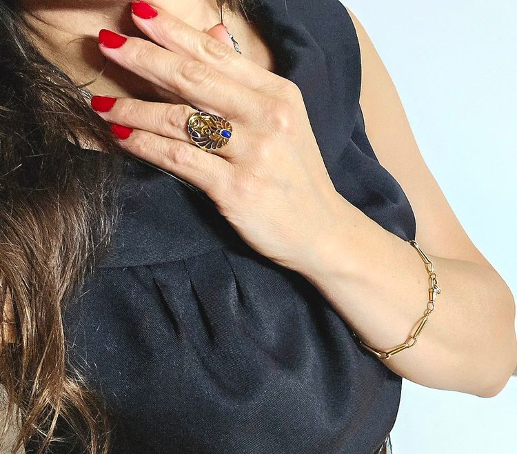 Ring im Jugendstil mit Lapislazuli und polychromer Cloisonné-Emaille auf Gelbgold