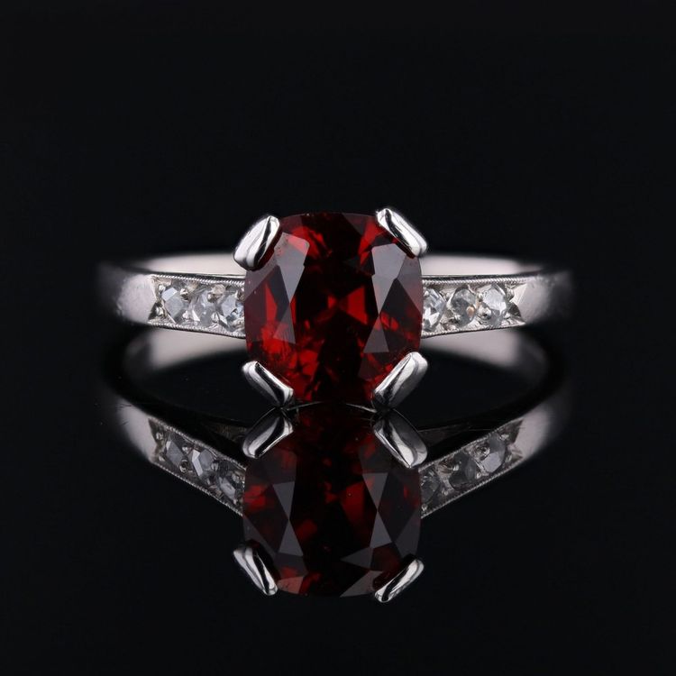Antiker Ring mit rotem Spinell, Diamanten und Platin