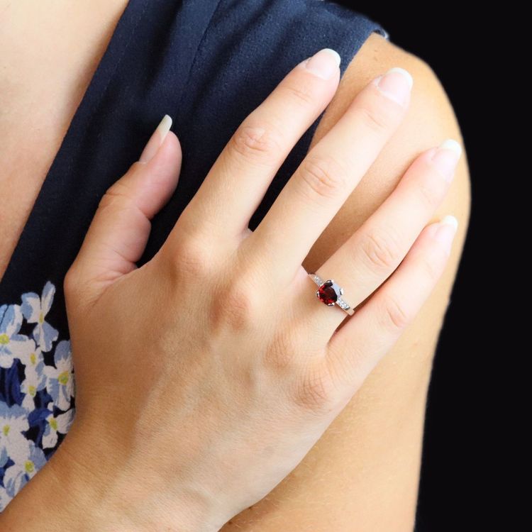 Antiker Ring mit rotem Spinell, Diamanten und Platin