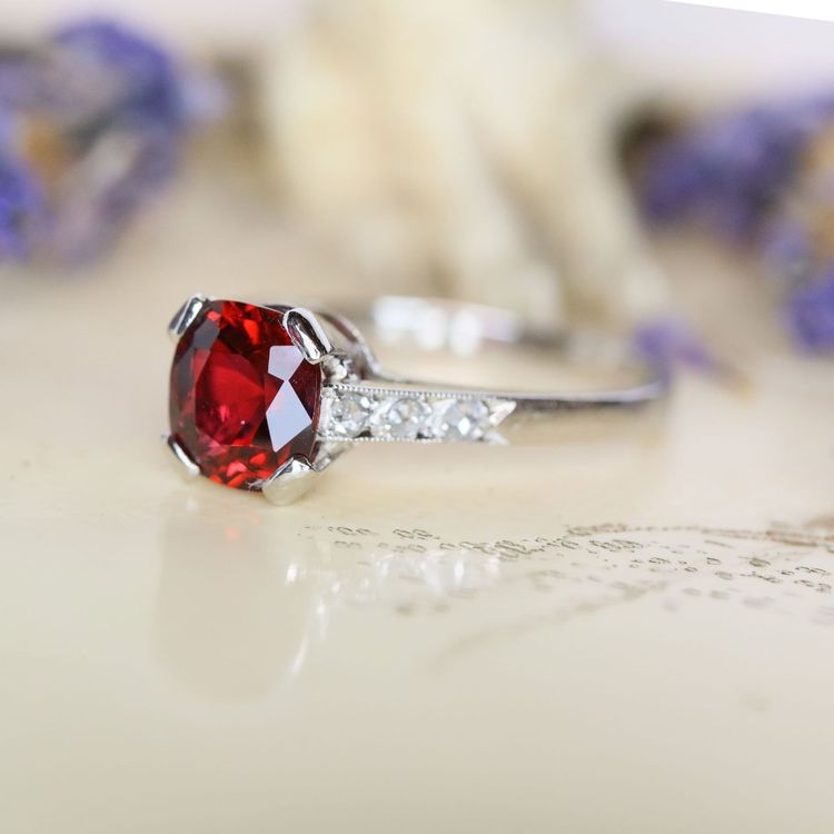 Antiker Ring mit rotem Spinell, Diamanten und Platin
