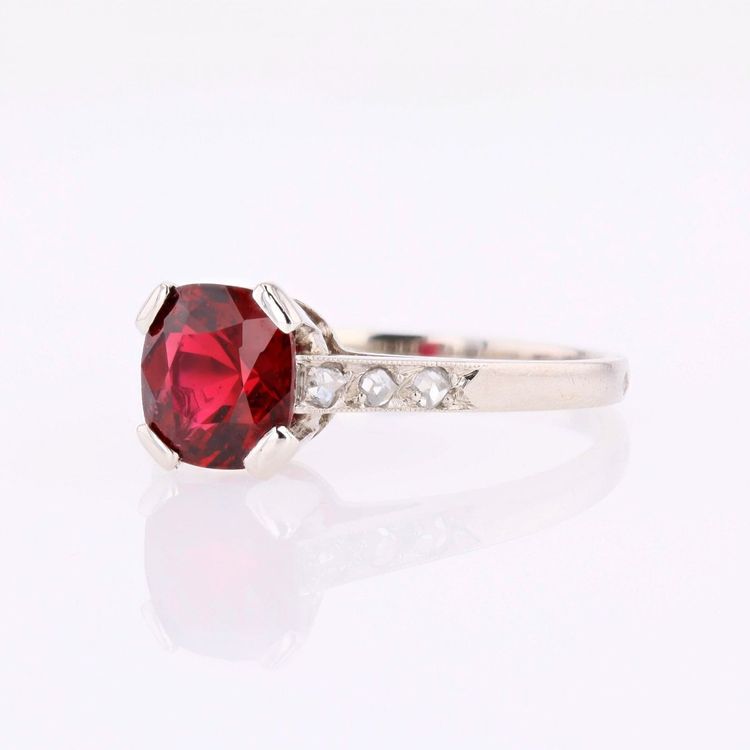 Antiker Ring mit rotem Spinell, Diamanten und Platin