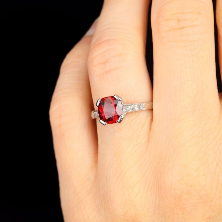 Antiker Ring mit rotem Spinell, Diamanten und Platin