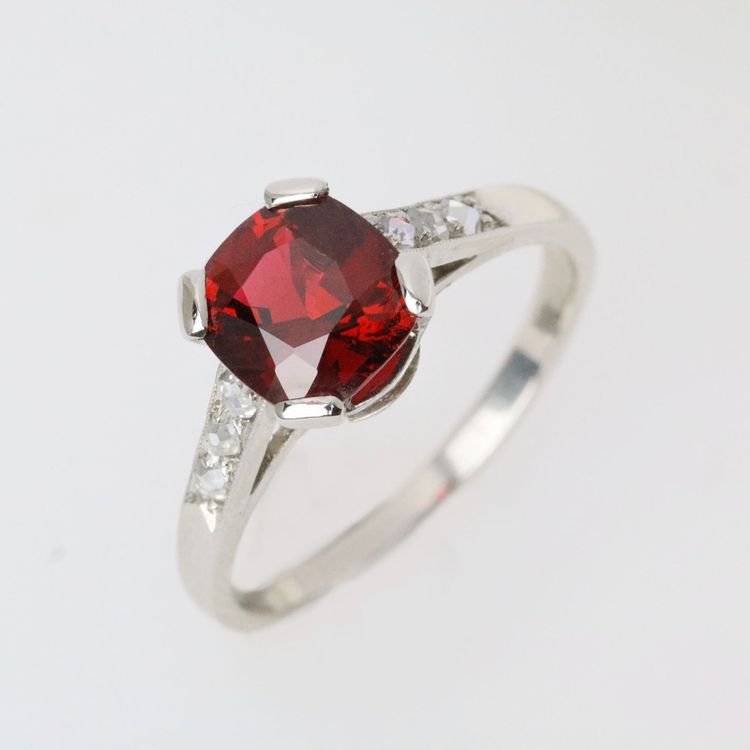 Antiker Ring mit rotem Spinell, Diamanten und Platin