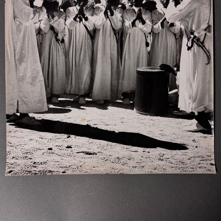 Foto in bianco e nero del 1960 che ritrae un gruppo di persone orientali