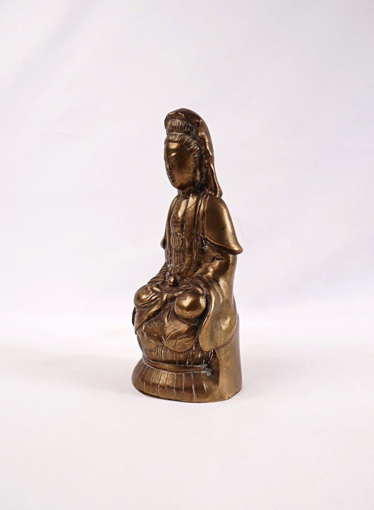 Gilded bronze Guanyin statue, chiseled, early 20th-century Chinese religious craftsmanship