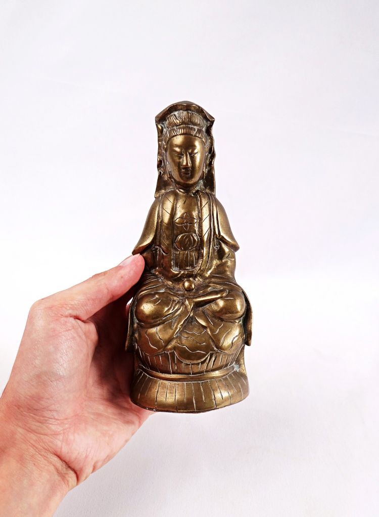 Gilded bronze Guanyin statue, chiseled, early 20th-century Chinese religious craftsmanship