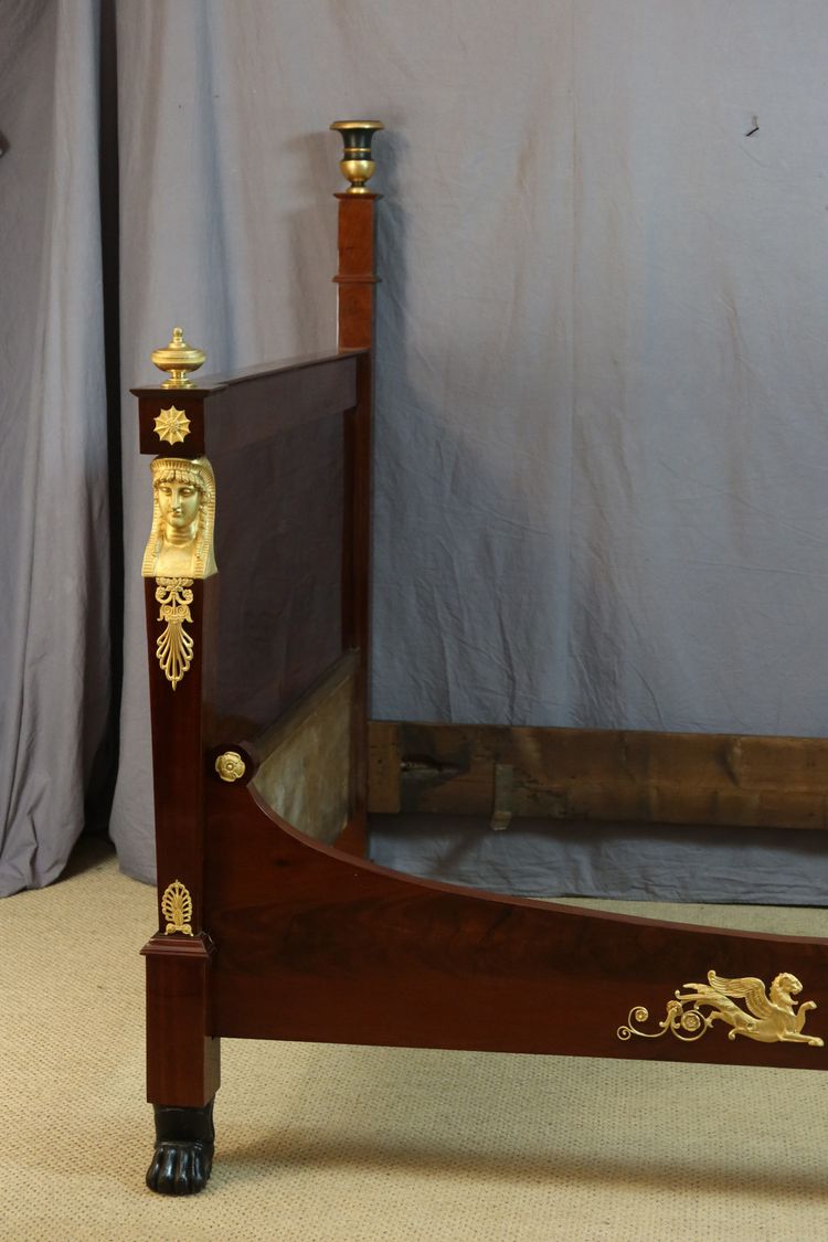 Bett im Empire-Stil 