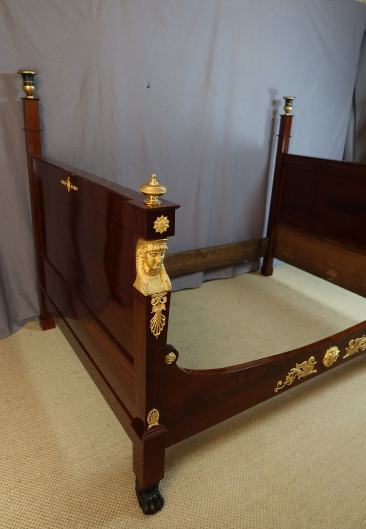 Bett im Empire-Stil 