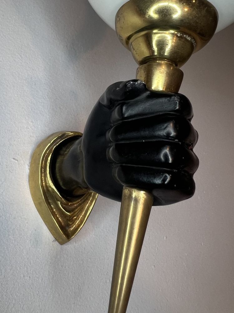 Wandleuchte „Hand eines Nubiers“ von John Devoluy