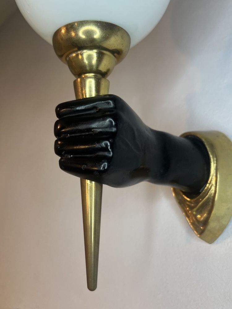 Wandleuchte „Hand eines Nubiers“ von John Devoluy