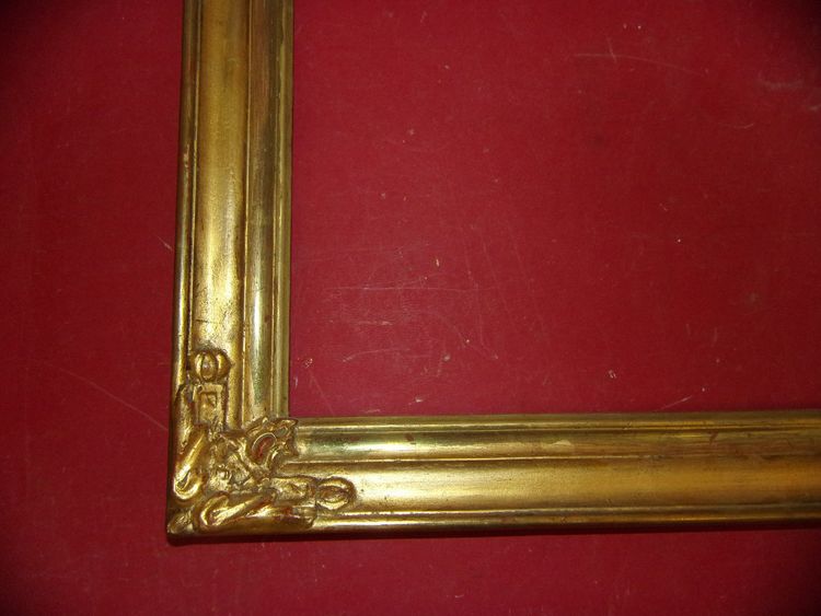 Cornice del XIX secolo in legno dorato.