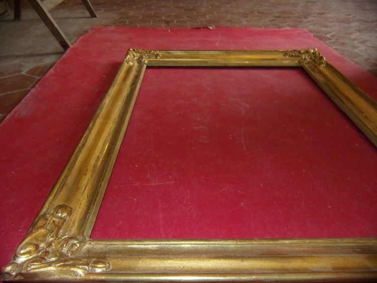 Cornice del XIX secolo in legno dorato.