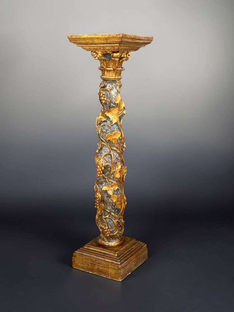 LARGE CARVED WOODEN SEAT, GILDED AND POLYCHROME, DECORATED WITH VINE VINES