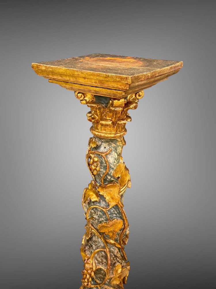 LARGE CARVED WOODEN SEAT, GILDED AND POLYCHROME, DECORATED WITH VINE VINES