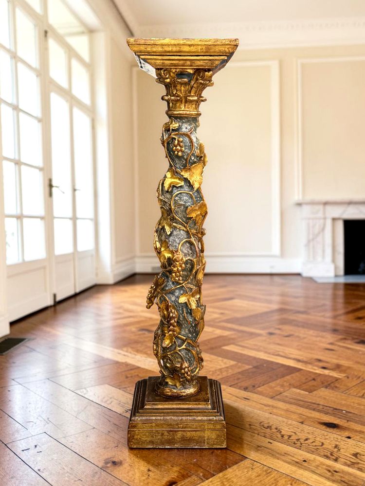 LARGE CARVED WOODEN SEAT, GILDED AND POLYCHROME, DECORATED WITH VINE VINES