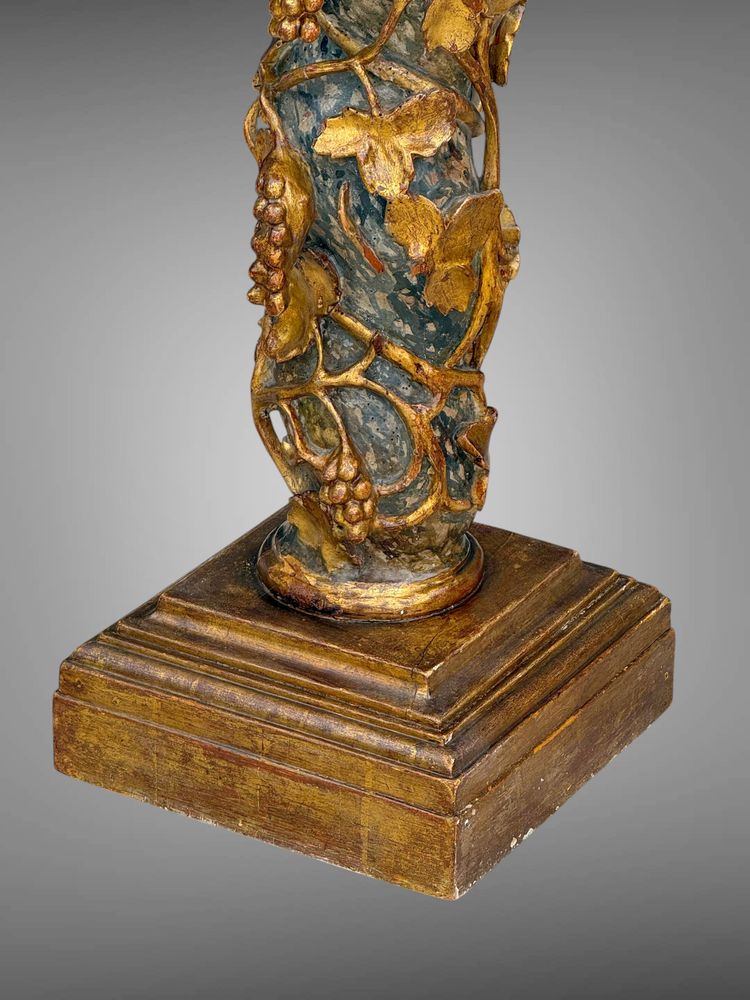 LARGE CARVED WOODEN SEAT, GILDED AND POLYCHROME, DECORATED WITH VINE VINES
