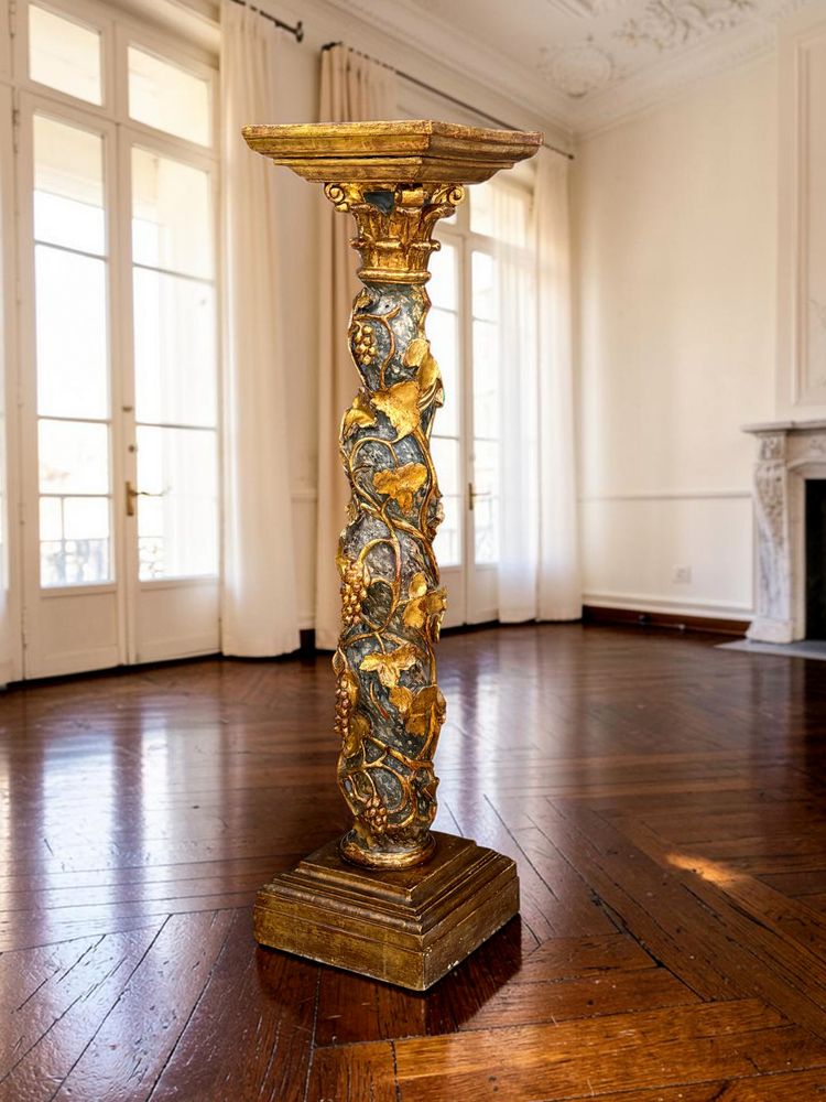 LARGE CARVED WOODEN SEAT, GILDED AND POLYCHROME, DECORATED WITH VINE VINES