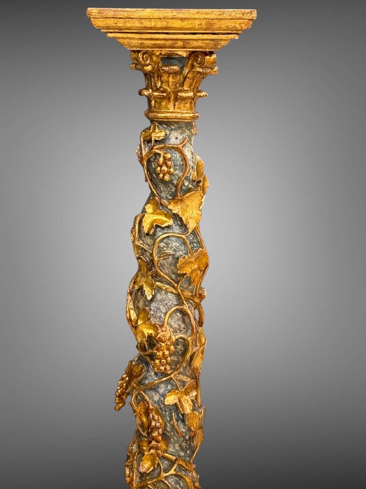 LARGE CARVED WOODEN SEAT, GILDED AND POLYCHROME, DECORATED WITH VINE VINES
