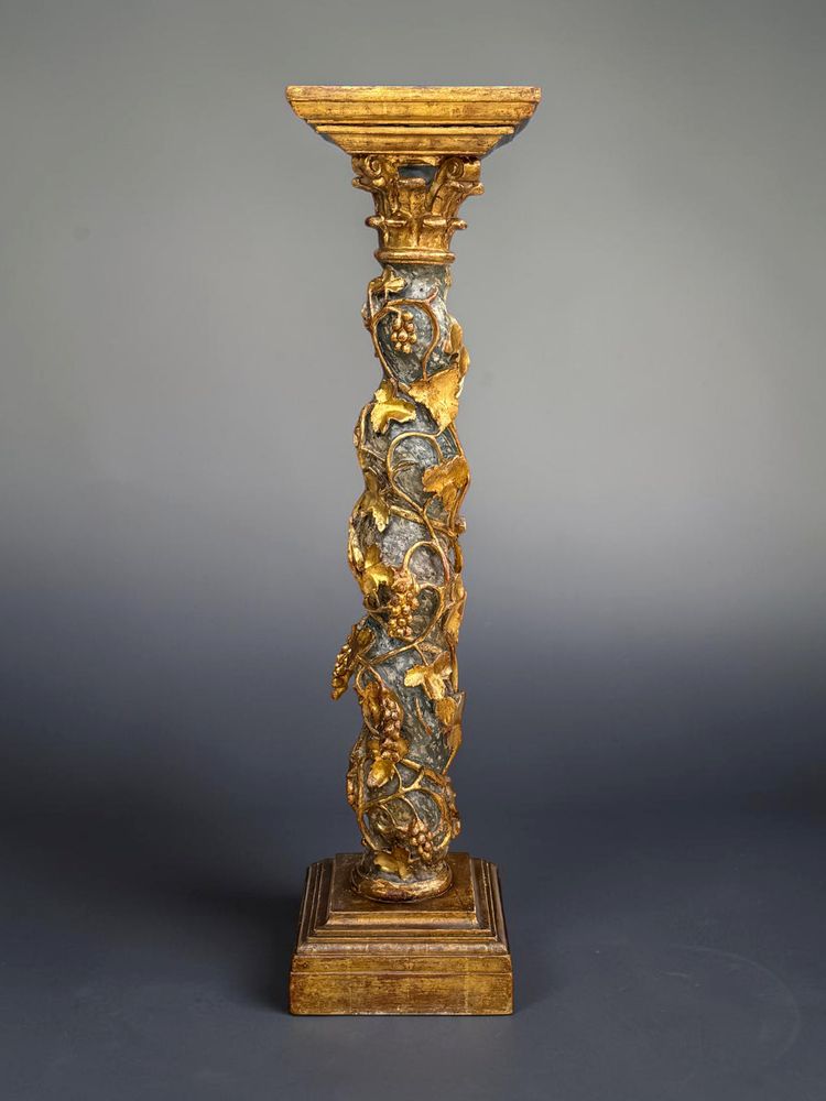 LARGE CARVED WOODEN SEAT, GILDED AND POLYCHROME, DECORATED WITH VINE VINES
