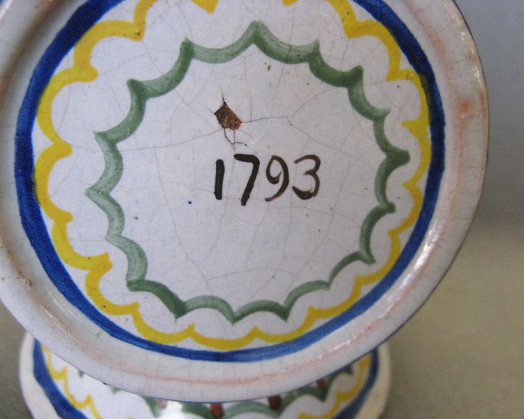 Borraccia con nome di famiglia in maiolica di Nevers, fine del XVIII secolo.