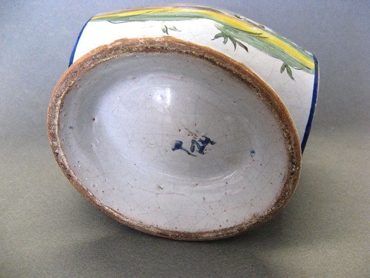 Borraccia con nome di famiglia in maiolica di Nevers, fine del XVIII secolo.