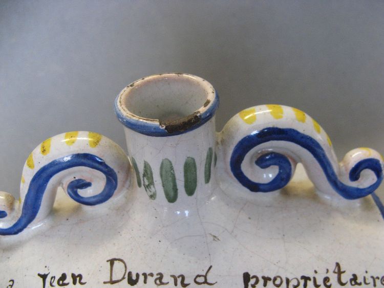 Borraccia con nome di famiglia in maiolica di Nevers, fine del XVIII secolo.