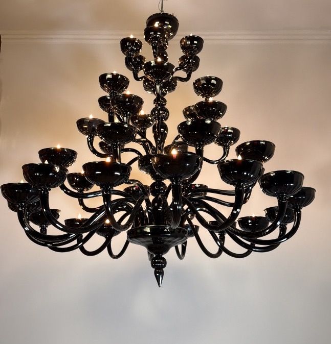 Lustre vénitien en verre de Murano noir, 28 feux de lumière, fin du XXème siècle