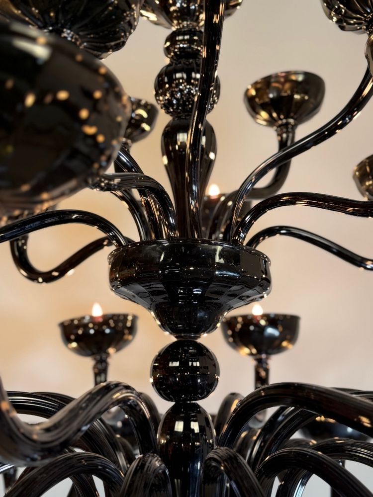 Lustre vénitien en verre de Murano noir, 28 feux de lumière, fin du XXème siècle