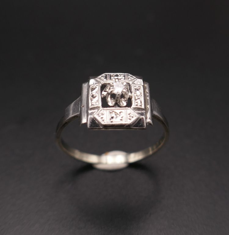 Bague diamant, monture en or 18 carats et platine.