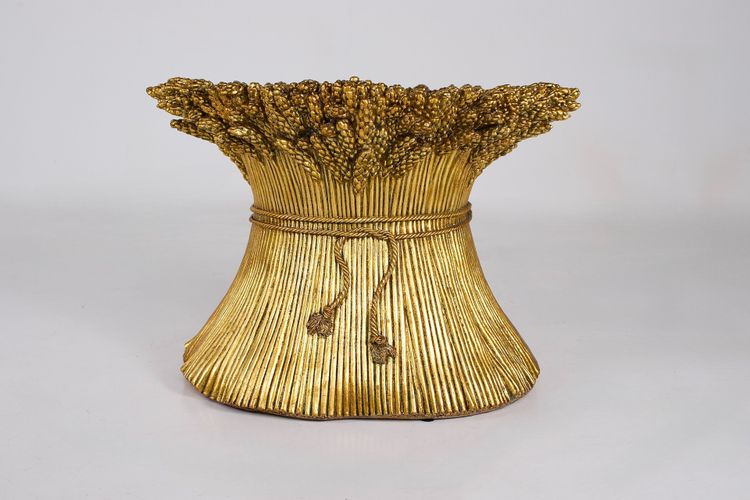Petite table d'appoint dorée , Italie, année 70.