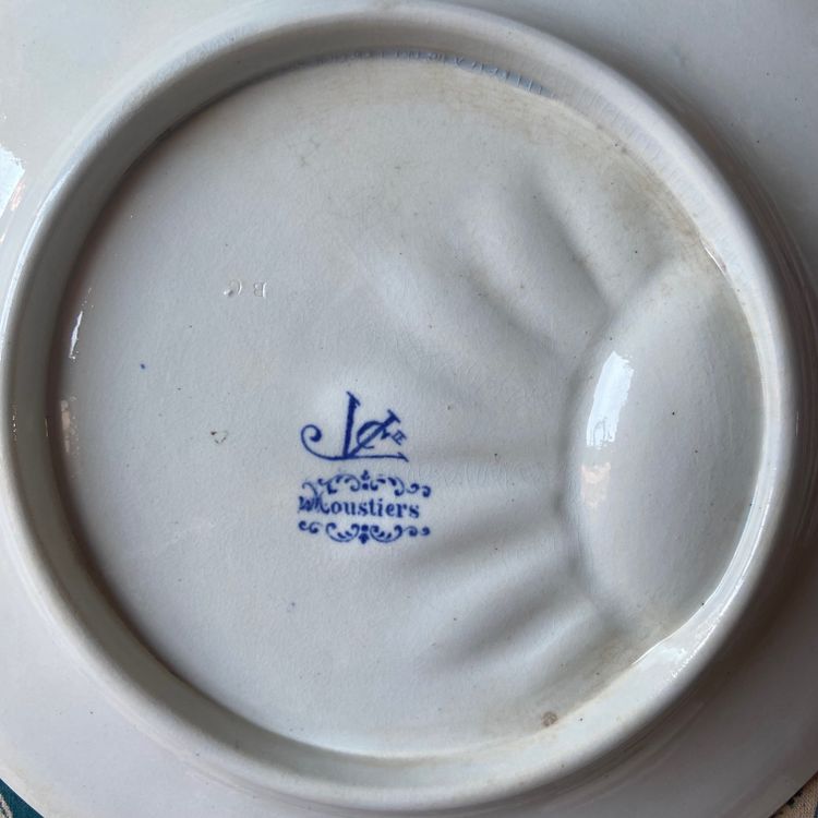 Assiette antique en majolique représentant des asperges, signée Jules Vieillard & Cie
