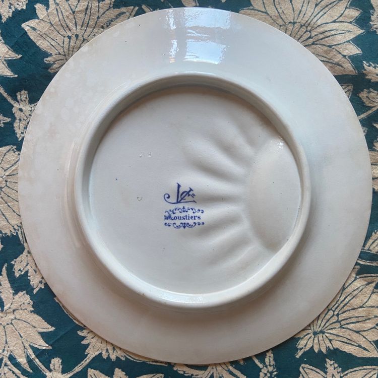 Assiette antique en majolique représentant des asperges, signée Jules Vieillard & Cie