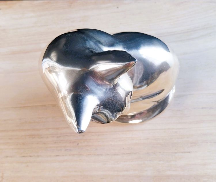 Sculpture de chat stylisé en métal doré – XXe siècle
