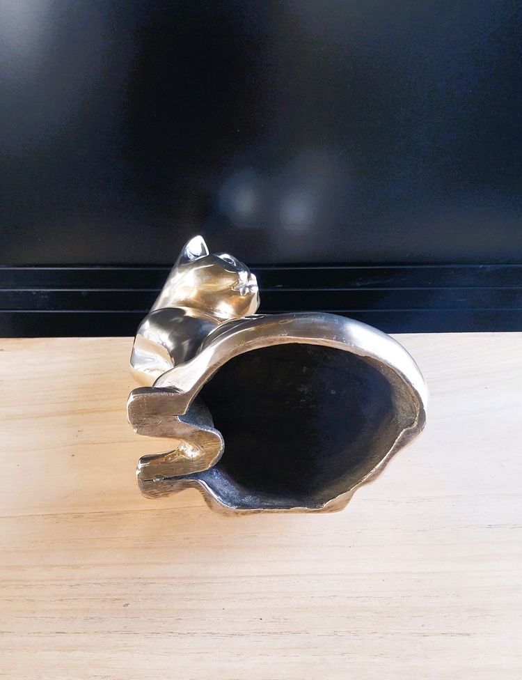 Sculpture de chat stylisé en métal doré – XXe siècle