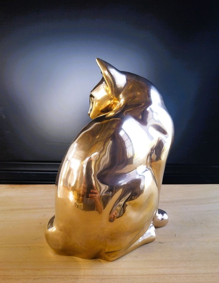 Sculpture de chat stylisé en métal doré – XXe siècle