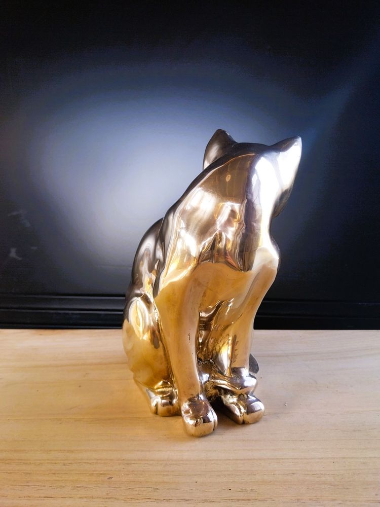 Sculpture de chat stylisé en métal doré – XXe siècle