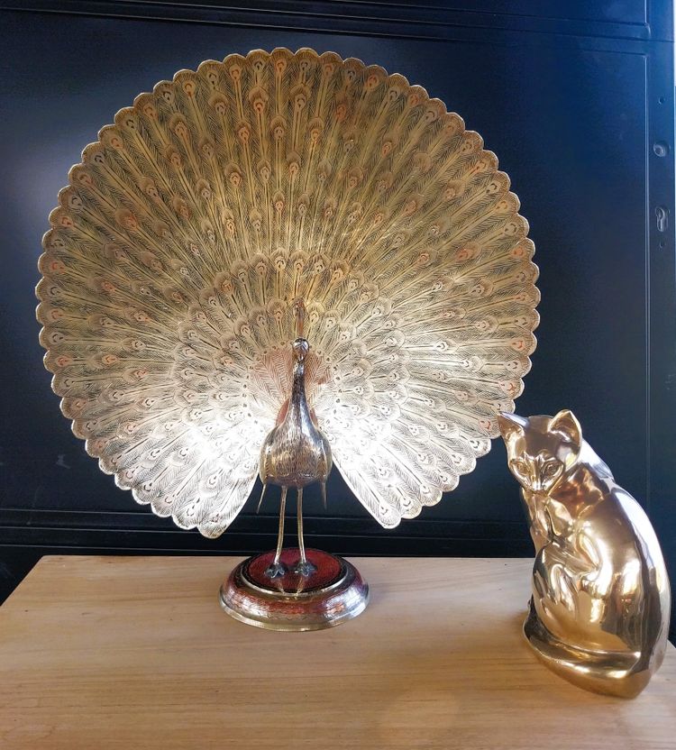 Paon anglo-indien en laiton doré et polychrome – XXe siècle