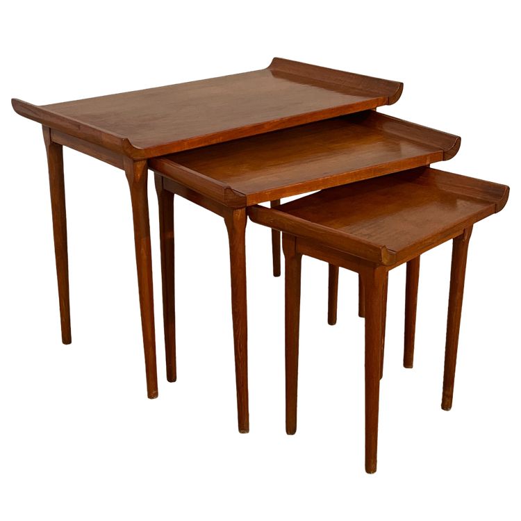 Suite de trois tables gigognes basse de forme japonisante en Acajou France 1950 