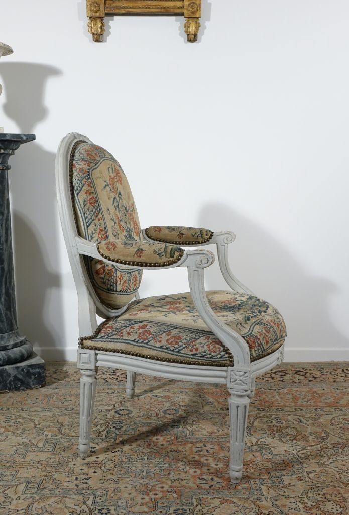 Large armchair for the queen attributed to Othon