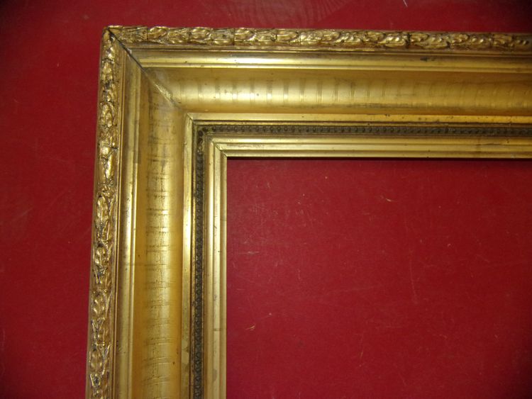 Cornice del XIX secolo in legno dorato.