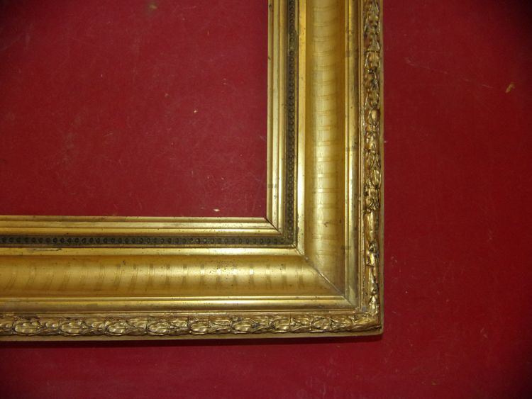 Cornice del XIX secolo in legno dorato.