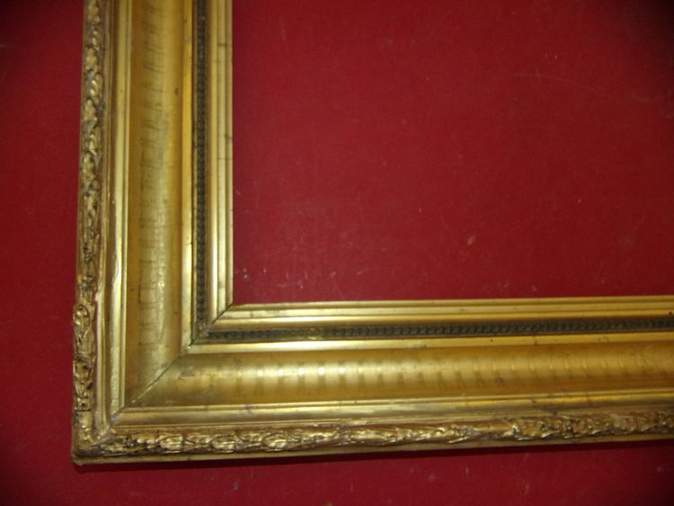 Cornice del XIX secolo in legno dorato.