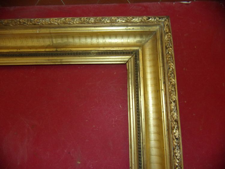 Cornice del XIX secolo in legno dorato.