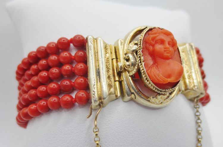 Bracciale in corallo e vermeil, XIX secolo.