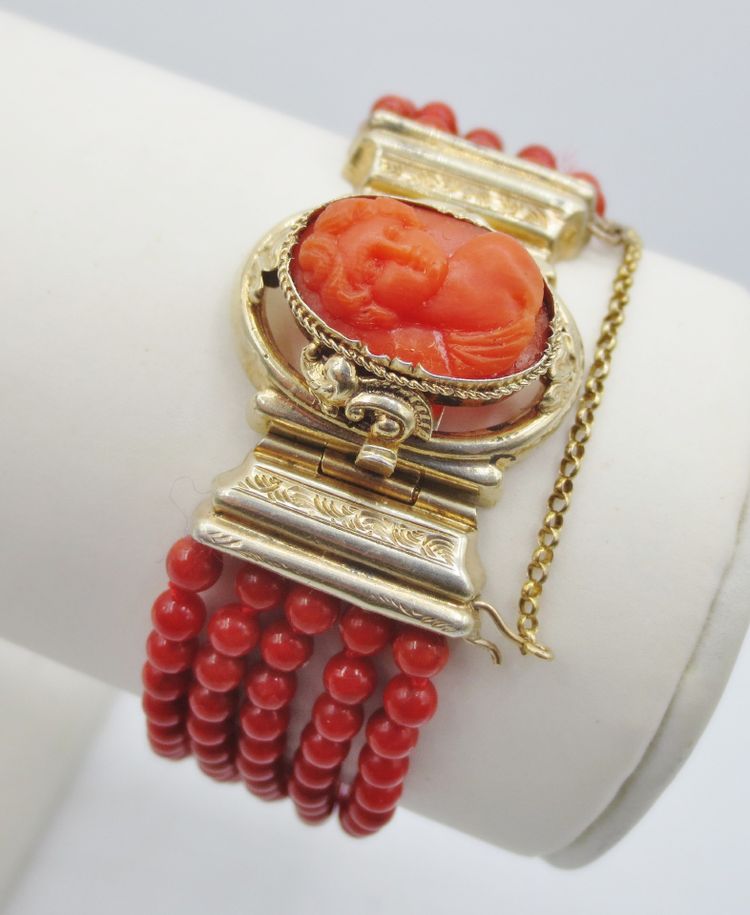 Bracciale in corallo e vermeil, XIX secolo.