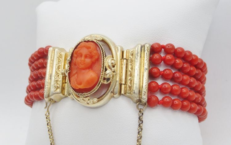Bracciale in corallo e vermeil, XIX secolo.