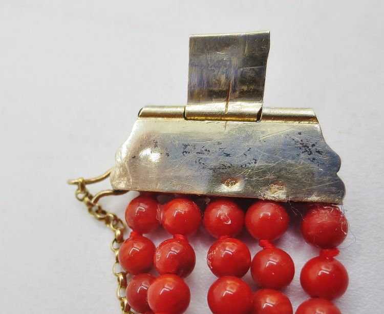 Bracciale in corallo e vermeil, XIX secolo.