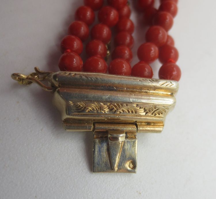 Bracciale in corallo e vermeil, XIX secolo.