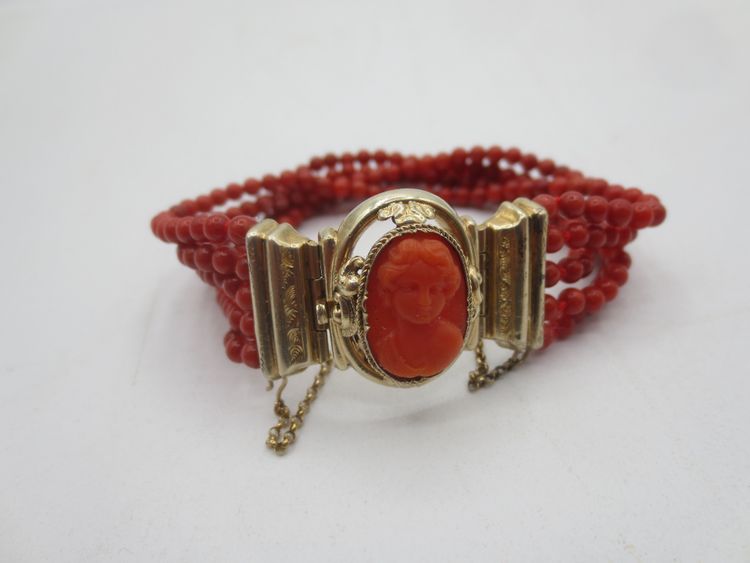 Bracciale in corallo e vermeil, XIX secolo.