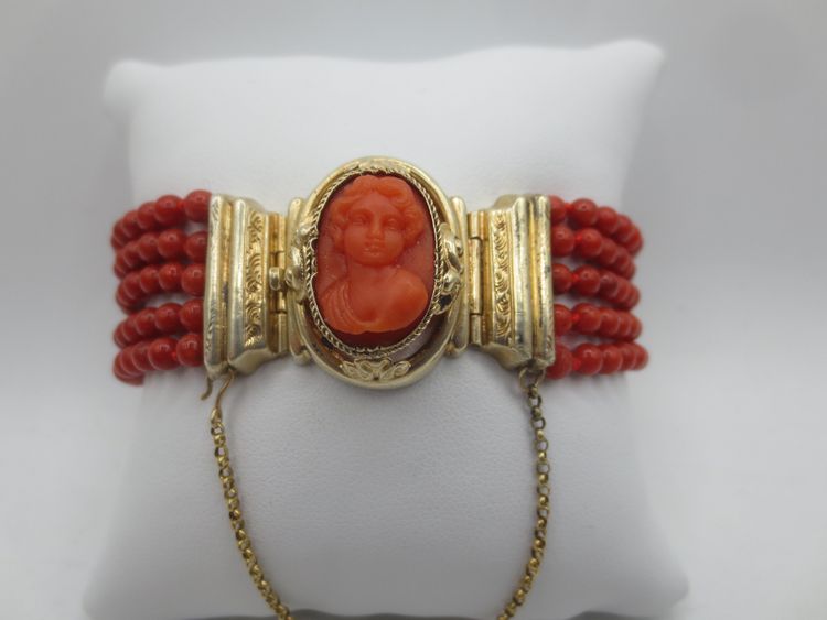Bracciale in corallo e vermeil, XIX secolo.